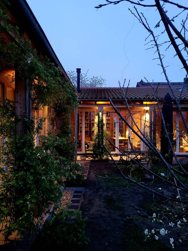 Haus K Garten am Abend